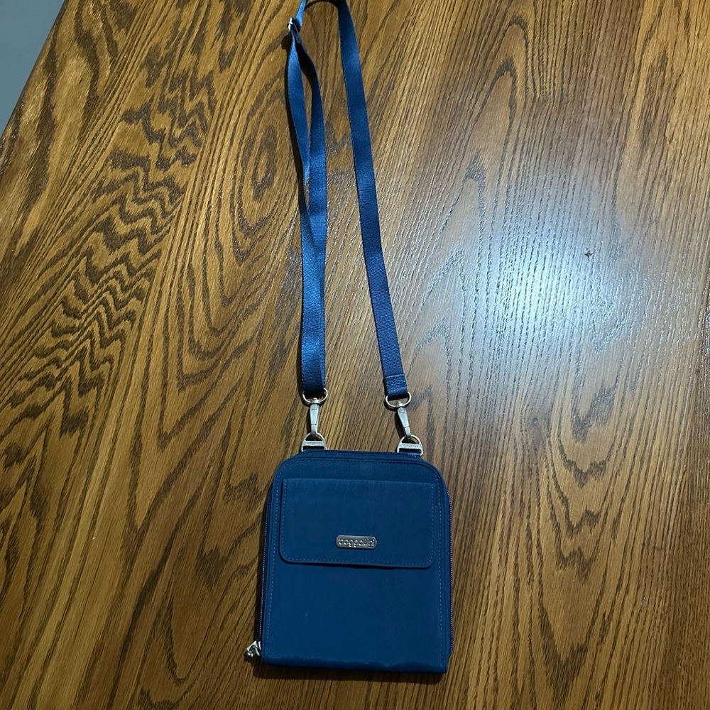 Baggallini crossbody navy blue travel purse bag with‎ lots slots and space - Picture 2 of 6